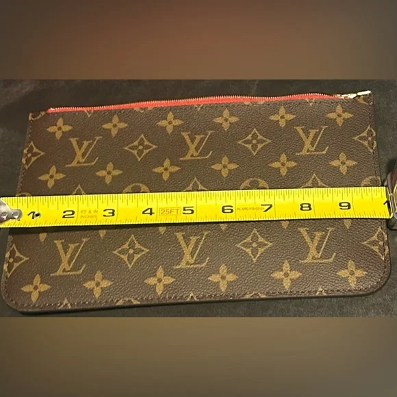LOUIS VUITTON Neverfull Pouch - Picture 5 of 6